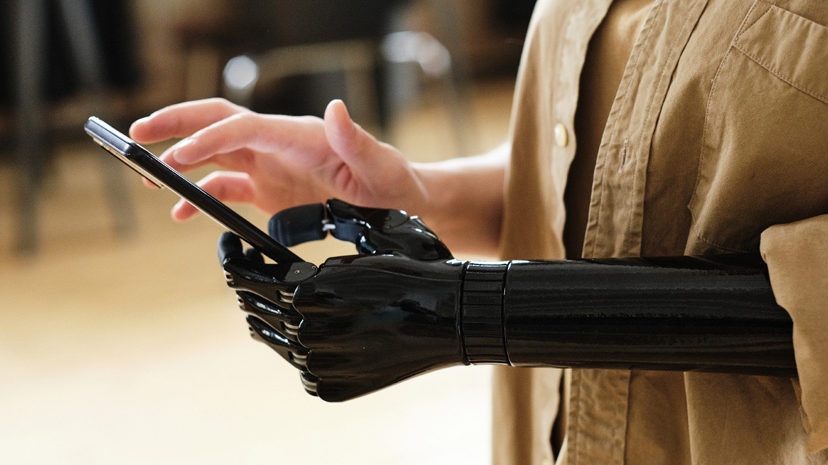 The Role of AI in the Development of Smart Prosthetics and the Challenges They Face